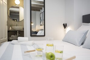 WiFi, bed sheets