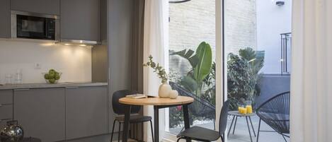 Réfrigérateur, micro-ondes, four, plaque de cuisson