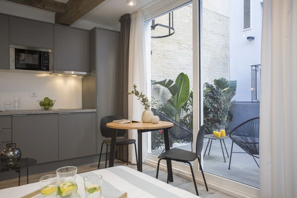 Fridge, microwave, oven, stovetop