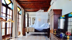 Un dormitorio con cama, televisión y armario.