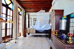 5 bedrooms, iron/ironing board, internet, bed sheets