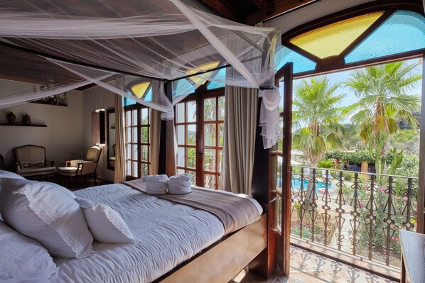 5 bedrooms, iron/ironing board, internet, bed sheets