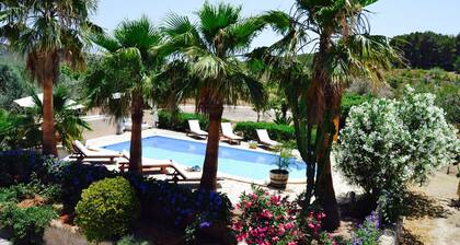 VILLA AUTHENTIQUE IBICENCA ENTRE LES MONTAGNES, Ă 10 MIN DE LA PLAGE.