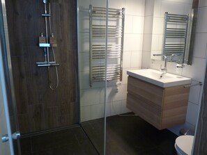Chuveiro, secador de cabelo, toalhas de banho, sabonete