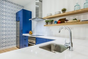 Réfrigérateur, micro-ondes, four, cafetière/bouilloire