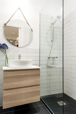 Douche, serviettes fournies