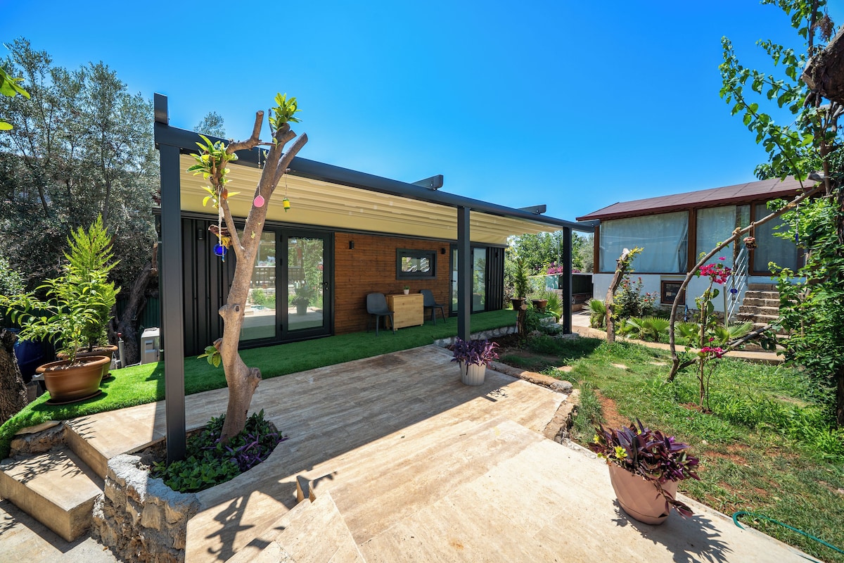 Husvogn – comfort, terrasse, hageutsikt | Senger med Select Comfort-madrass, safe på rommet og strykejern/-brett