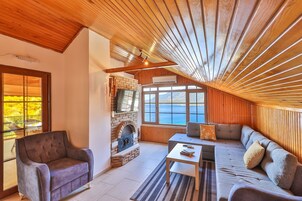 Hefðbundin íbúð - 2 svefnherbergi - svalir - sjávarsýn | Stofa | 42-tommu flatskjársjónvarp með gervihnattarásum, LED-sjónvarp.