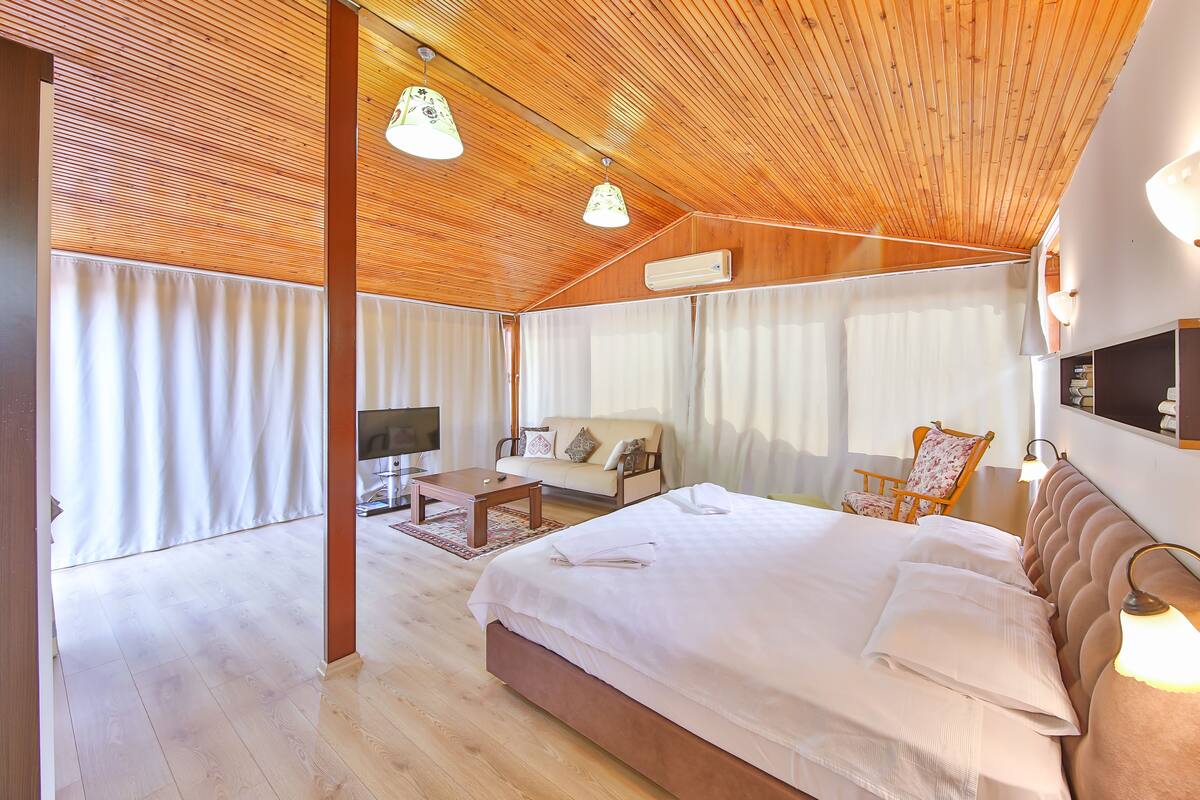 Suite estudio Confort, 1 cama de matrimonio grande, cocina, junto a la piscina | Colchones Select Comfort, caja fuerte, tabla de planchar con plancha