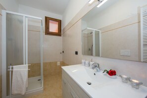 Shower, hair dryer, bidet, towels