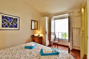 2 habitaciones, tabla de planchar con plancha y cuna de viaje 
