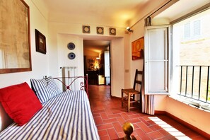 2 bedrooms, iron/ironing board, travel crib, free WiFi - Palazzo Alavolini-the Loft Suite. Historic center. 10 minutes walking to the sea. (Fano)