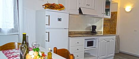 Refrigerador, microondas, cafetera y tetera y utensilios de cocina