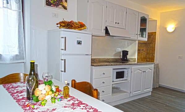 Kylskåp, mikrovågsugn, kaffe- och tebryggare och grytor/köksredskap