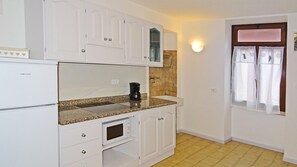 Kühlschrank, Mikrowelle, Wasserkocher mit Kaffee-/Teezubehör