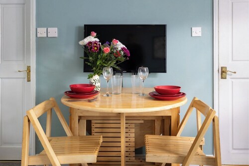 Self catered Lodge near Bath, private entrance, slate bathroom, parking, Wifi