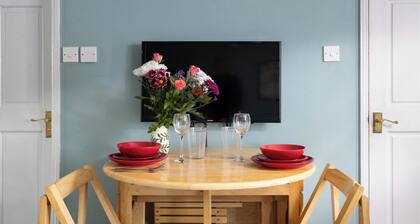 Self catered Lodge near Bath, private entrance, slate bathroom, parking, Wifi