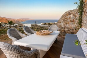 Outdoor dining - Annie House (Mykonos)