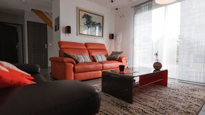TV, DVD player, ping pong, music library