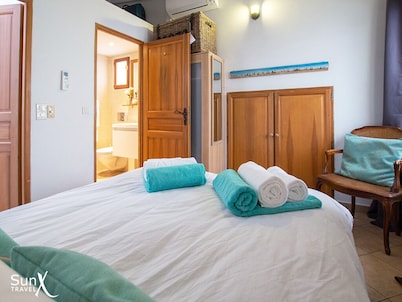 Encantadora casa de 3 camas en el casco antiguo de Antibes con terraza, estacionamiento y aire acondicionado.