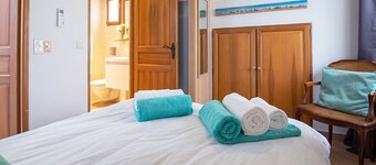 Charming 3-bed, 3-bath house in old town Antibes with terrace, parking & aircon