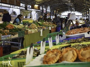 An indoor market with various stalls selling fresh produce and seafood. - Charming 3-bed, 3-bath house in old Antibes with terrace & aircon. Parking close (Antibes)