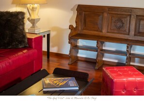 TV, DVD player, livros, aparelho de som