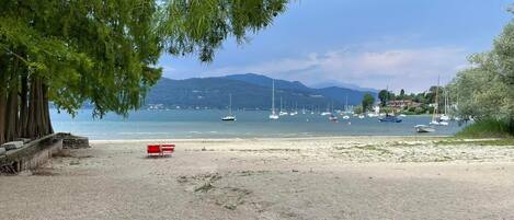 Vlak bij het strand, ligstoelen aan het strand