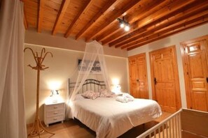 7 Schlafzimmer, Schreibtisch, Bügeleisen/Bügelbrett, Reisekinderbett
