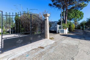 Property grounds - Exclusive villa on the beach (Costa Rei)