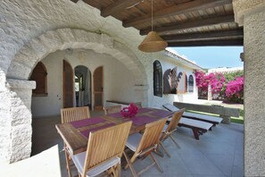 Outdoor dining - Exclusive villa on the beach (Costa Rei)