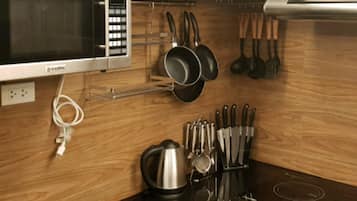 Een koelkast, een microgolfoven, een kookplaat