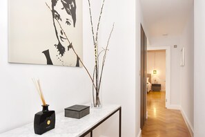 Interior - Huge Mayfair 3 Bed 3.5 Bath £10 million AC Wi-Fi (London)