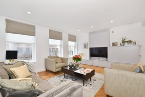 Smart TV - Huge Mayfair 3 Bed 3.5 Bath £10 million AC Wi-Fi (London)