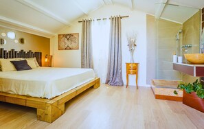 4 chambres, bureau, fer et planche à repasser, lit de bébé portatif