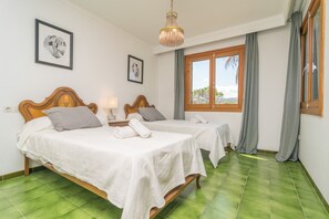 4 chambres, fer et planche à repasser, Wi-Fi gratuit, draps fournis