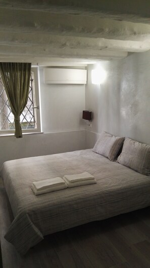 2 bedrooms, iron/ironing board, WiFi, bed sheets - Cà Fenice, romantic suite with canal view.  (Venezia)
