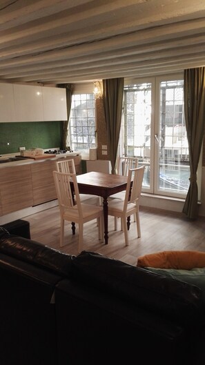 المنشأة من الداخل