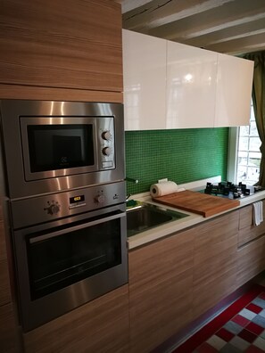Frigorifero, microonde, forno, piano cottura