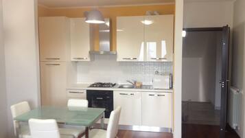 Réfrigérateur, micro-ondes, plaque de cuisson, lave-vaisselle