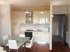 ثلاجة، ميكروويف، موقد طهي مسطح، غسالة أطباق