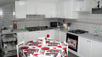 Kühlschrank, Mikrowelle, Ofen, Herdplatte
