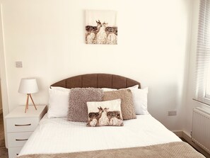 2 bedrooms, iron/ironing board, free WiFi - Elthorne Luxury Apartments  EL1 (Greater London)