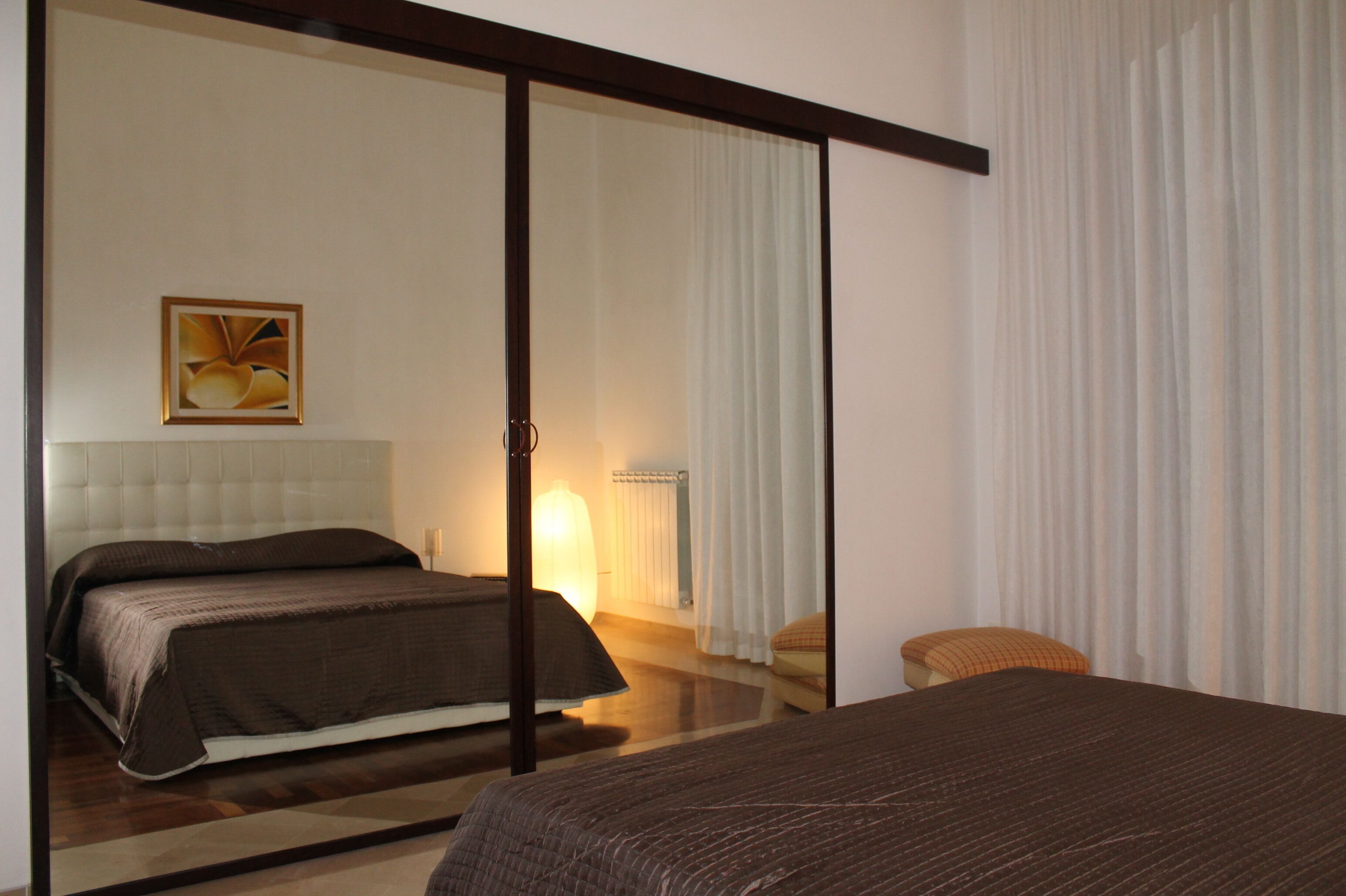 2 habitaciones, escritorio y tabla de planchar con plancha 