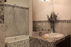 Combined shower/bathtub, hair dryer, bidet, towels - WONDER FLAT ORTIGIA: elegant apartment (Siracusa)
