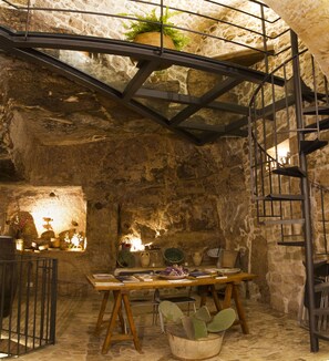 Dining - Casa degli Avi Donna Peppa in Modica, impossible to imagine magical to live (Modica)