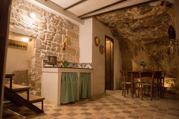 Dining - Casa degli Avi Donna Peppa in Modica, impossible to imagine magical to live (Modica)