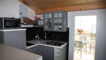 Kühlschrank, Mikrowelle, Herdplatte, Geschirrspüler