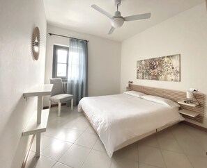 1 quarto, cofres nos quartos, ferros/tábuas de passar roupa