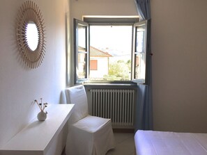 1 dormitori, caixa forta a l'habitació i planxa i posts de planxar 